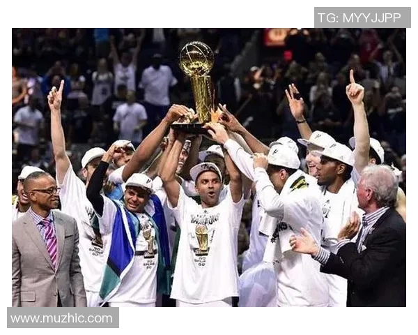 中国足球老球星重聚时刻 突显时代风采与荣耀回忆