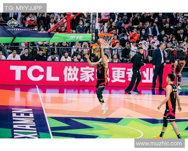 全明星球员齐聚足球场精彩瞬间尽收眼底